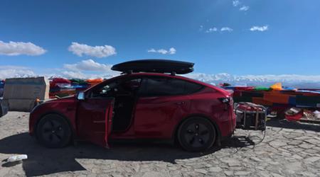 En Tesla Model Y ejer har tilkoblet en generator til sin bil til en tur til Everest