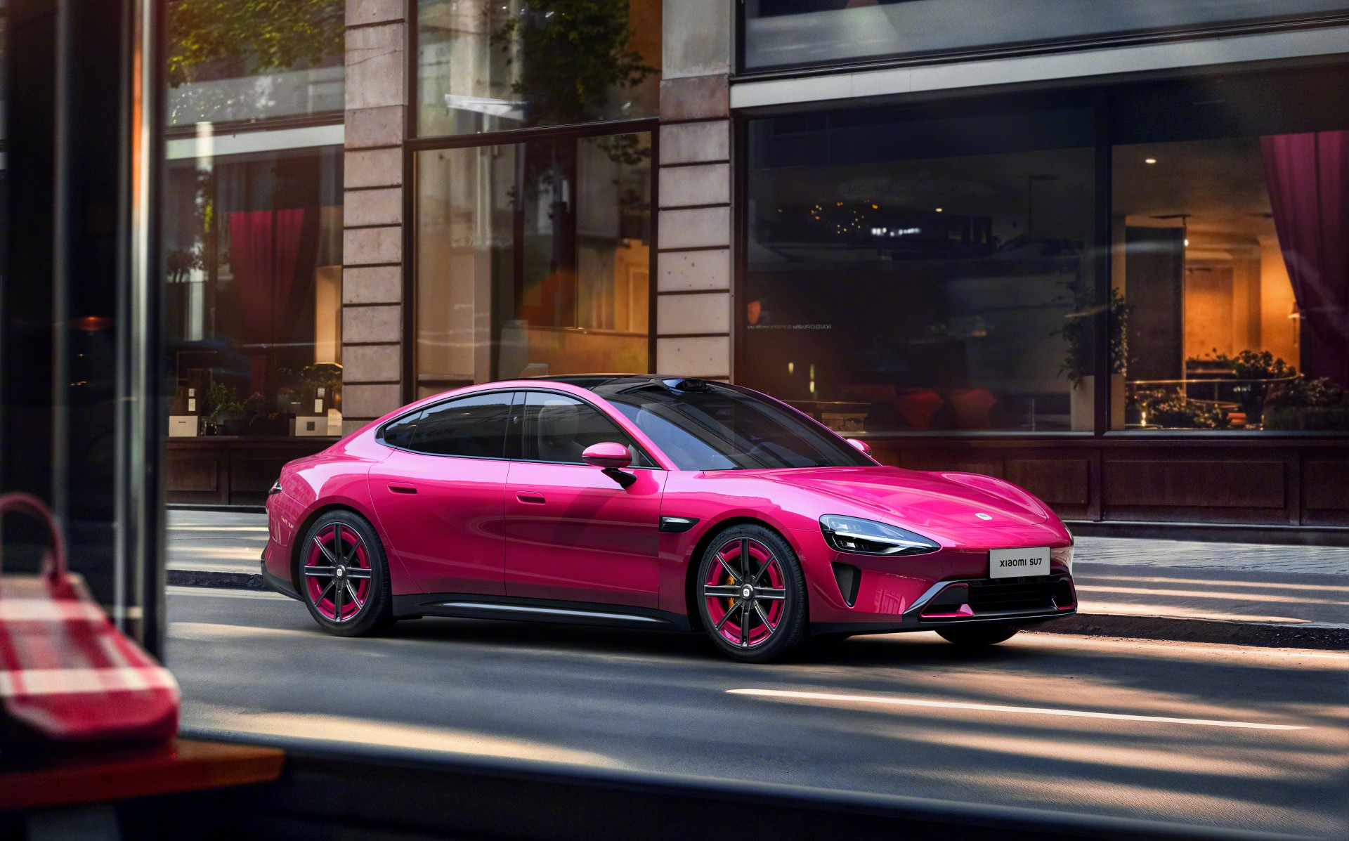 En innovativ farve til en innovativ bil: Xiaomi SU7 præsenteret i Brilliant Magenta Xiaomi SU7 i en ny farve: Elbilen bliver lysere med Brilliant Magenta
